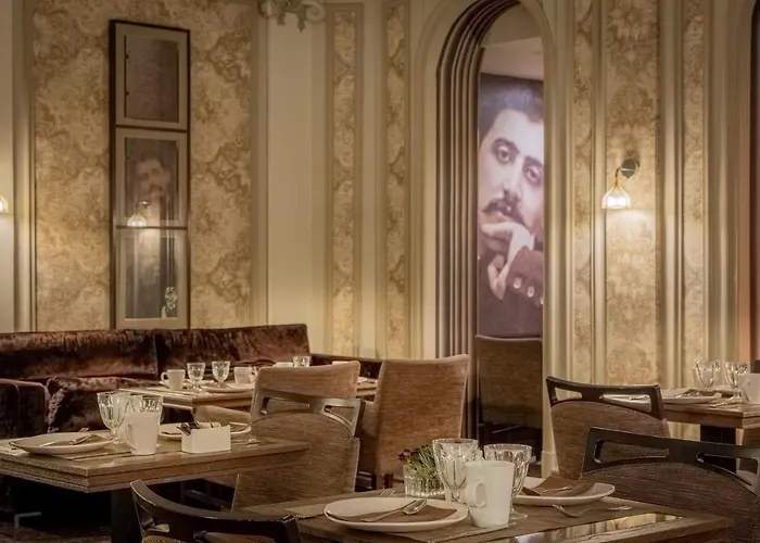 Litteraire Le Swann, Bw Premier Collection París