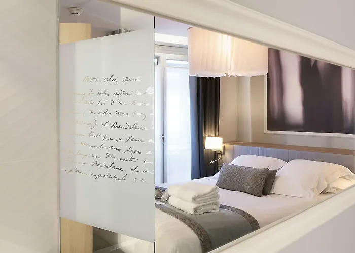 Litteraire Le Swann, Bw Premier Collection París