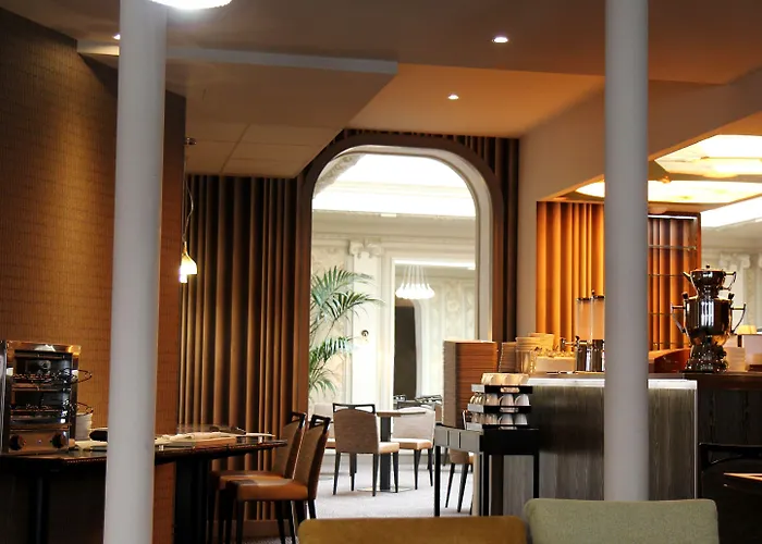 Litteraire Le Swann, Bw Premier Collection París