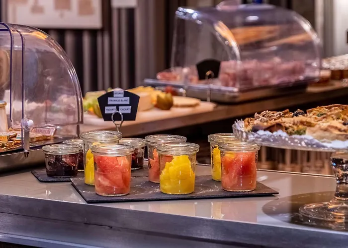 Litteraire Le Swann, Bw Premier Collection París